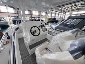 Barco de aluminio Sea King de 7.5m (25 pies) EasyCraft con consola central, para pesca, recreación y motor fuera de borda. - Product Image 2