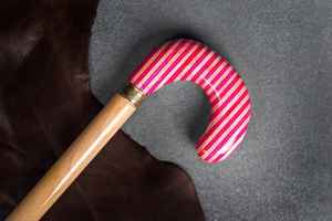 Bastón de Apoyo para Movilidad Elegante y Confiable para Personas Mayores, Hecho de Resina y Madera para Uso en Interiores - Product Image 3