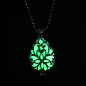 Colgante de gota de agua para mujer, colgante de piedra brillante, collar que brilla en la oscuridad - Product Image 1