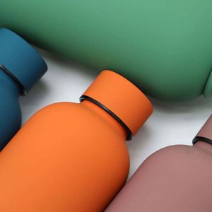 Bouteille d'eau sport isotherme double paroi en acier inoxydable à petite ouverture, avec revêtement en caoutchouc et plastique - Product Image 3