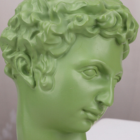 Statue créative bleu-vert Redeco avec sculpture humaine amusante en forme de méduse, buste de David classique en résine, figurine de décoration d'intérieur