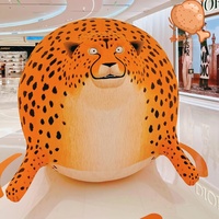 Cheval gonflable orange rond avec visage souriant et sabots noirs audacieux, idéal pour les promotions commerciales, les thèmes de carnaval et les expositions en plein air