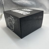 Caja de Cartón Corrugado Reciclable para Sombreros, con Recubrimiento UV Completo, Lámina Dorada y Barnizado