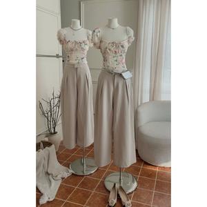 Ensemble haut court floral avec pantalon large crème, tenue quotidienne, échantillon disponible, tricot en polyester et élasthanne + mélange de polyester tissé - Product Image 1