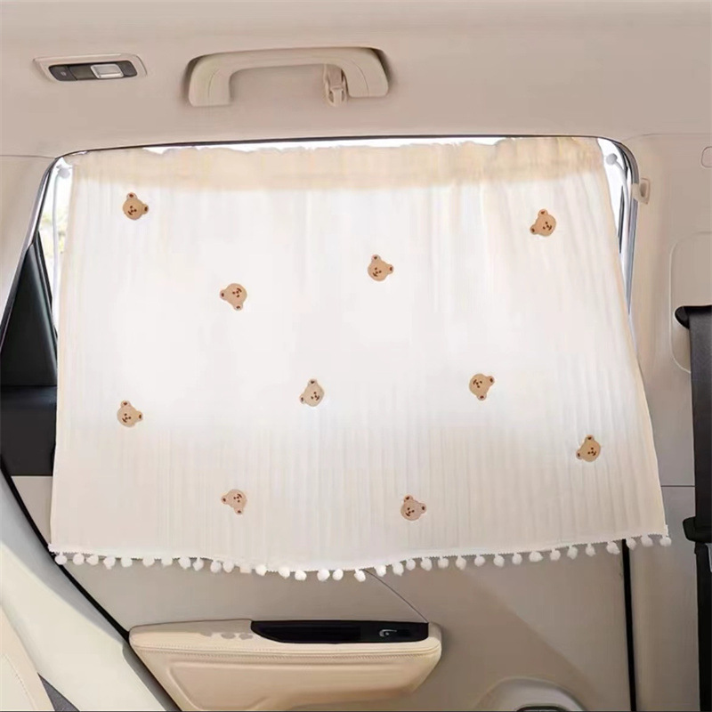 Rideaux matelassés brodés de pompons avec motif tête d'ours
