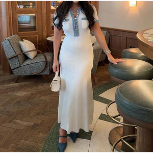 Elegante Abito Lungo in Maglia con Scollo a V e Inserti in Denim, Vestito da Ufficio con Tasche, Abito Aderente alla Moda con Maniche Corte e Bottoni - Product Image 2