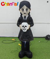 Statue gonflable de fille effrayante de dessin animé d'Halloween tenant une tête de mort avec lumière LED pour décoration extérieure de jardin d'Halloween