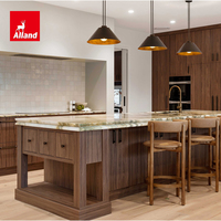 Meubles de cuisine sur mesure Alland, menuiserie, design, placage en noyer massif, armoire de cuisine avec îlot en quartz, provenance Chine