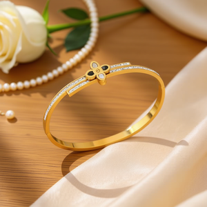 Bracciale Angelina in Acciaio Inossidabile Placcato Oro, Design Floreale con Cristalli e Strass, Gioiello Trendy da Donna - Product Image 2