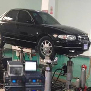 Simulador de vibraciones de conducción de vehículos, simulador de carretera de 4 postes para pruebas de durabilidad de la suspensión y el chasis del vehículo - Product Image 1