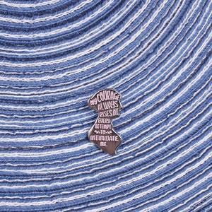 "Mi coraje siempre aumenta en cada intento de intimidarme" Pins feministas, obras maestras literarias, emblemas - Product Image 4