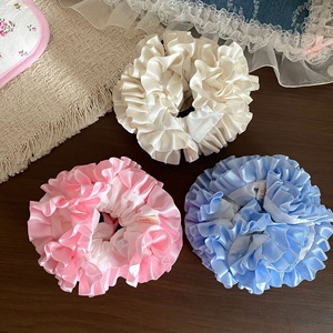 Élastiques à cheveux en dentelle blanche faits main en France, accessoires floraux en satin pour femmes et filles - Product Image 1