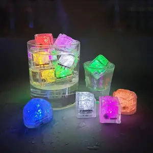 Mini romantik küp LED yapay buz küpü flaş renkli Led buz küpleri parti ışığı