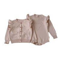 Ensemble deux pièces pour bébé fille Angou Automne : Cardigan tricoté élégant et barboteuse à bretelles pour nourrisson