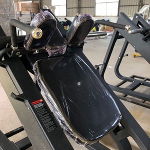 Attrezzatura Commerciale per Palestra: Macchina Hack Squat a Carico Libero MND F57 con Piastre Scorrevoli - Product Image 6