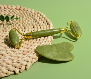 Set di Rulli in Giada Naturale Xiuyan, Massaggiatore Gua Sha Verde per Corpo e Collo <span class=keywords><strong>con</strong></span> Rullo in Pietra per <span class=keywords><strong>Viso</strong></span> e Piedi - Product Image 2