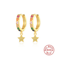 Glowluxe Boucles d'oreilles créoles Huggie étoile en zircone cubique arc-en-ciel, plaqué or, argent sterling 925, bijoux en gros