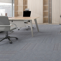 Dalles de moquette commerciales en polyester rembourrées à rayures capitonnées avec support en PVC réversible pour hôtels et usage domestique