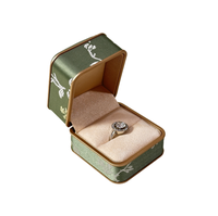 Boîte à bijoux carrée rigide en brocart de soie verte de style chinois, avec logo personnalisé, luxe, bronzage, fabrication artisanale, emballage cadeau, étui pour bracelet