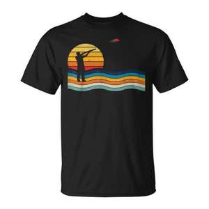 Camiseta Retro de Tiro al Blanco con Diseño de Atardecer para Entusiastas de Deportes de Caza con Escopeta - Product Image 1