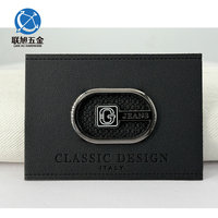 Jeans lavables personnalisés Lianxu avec des patchs en cuir noir et des étiquettes à logo en relief 3D pour vêtements (couleurs et tailles personnalisées)