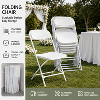Chaise pliante moderne en métal blanc léger et empilable, idéale pour les jardins et les locations pour les banquets de mariage.