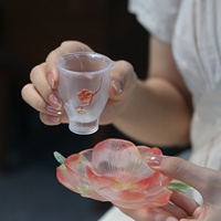 Ensemble tasse et soucoupe en verre Liuli artisanal 30ml, motif fleur de prunier dégradé rouge en relief, vaisselle de luxe, cadeau artistique OEM