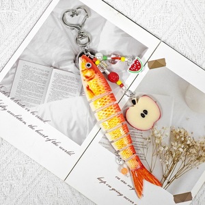 Porte-clés créatif en forme de poisson segmenté avec breloques étoile et cœur, pendentif de sac à dos et cordon de téléphone mignon style appât de pêche - Product Image 1