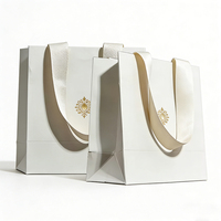 Sacs cadeaux en papier texturé pour emballage commercial, sacs à main portables en papier d'art avec votre propre logo pour vêtements
