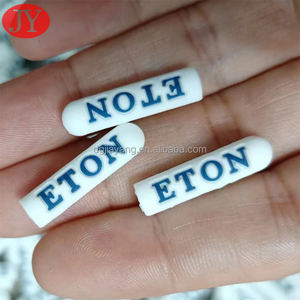 Têtes de corde faciles à installer Corps blanc Logo en relief Sneaker Dentelle Aglets en plastique Accessoires de dentelle de haute qualité Conseils en gros - Product Image 1