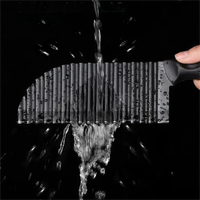 Zwart gecoate roestvrijstalen gegolfde crinkle cutter met antislip handvat, roestbestendig, duurzaam, gegolfde snijmes voor groenten en fruit
