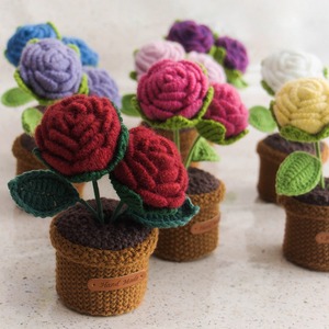 Planta artificial de rosas simuladas en maceta, regalo de flor artificial tejida a mano, ramo de ganchillo de hilo, planta en maceta terminada - Product Image 3