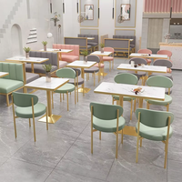 Ensemble de mobilier de restaurant avec banquettes rembourrées, tables et chaises pour café, bistrot, hôtel