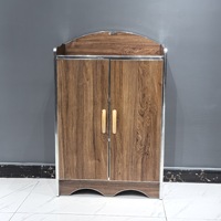 Meuble à chaussures moderne en bois pour intérieur, avec portes doubles et garniture argentée, rangement multi-niveaux pour salons/salles à manger