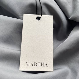 Étiquette de vêtement en papier avec logo personnalisé, estampage or rose et impression en relief, pour vêtements - Product Image 5