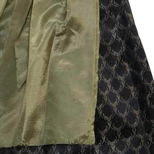 Robe traditionnelle Dirndl noire à motif géométrique doré en satin, coupe trapèze, longueur midi, manches bouffantes, col cœur, pour les fêtes et célébrations - Product Image 6