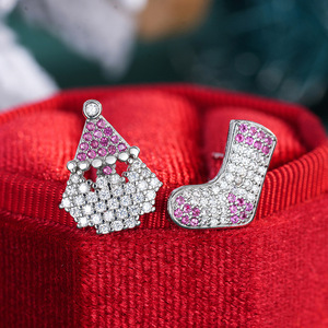 Boucles d'oreilles asymétriques Père Noël et chaussette pour femmes, design de Noël - Product Image 6