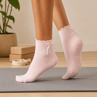 Chaussettes de Pilates antidérapantes pour femmes avec logo personnalisé, idéales pour le yoga, la barre, le fitness et la gym, chaussettes de yoga d'intérieur personnalisées à volants