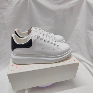 Chaussures de sport de luxe confortables de haute qualité originales, couleur unie, cuir véritable, baskets de créateur pour hommes - Product Image 1