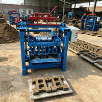 Petite machine automatique de fabrication de briques capable de produire 2500 briques par heure, adaptée aux petits chantiers de construction