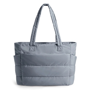 Sac fourre-tout matelassé tendance en nylon imperméable grande capacité pour femme, avec logo personnalisé et imprimé de créateur, idéal pour les voyages - Product Image 3
