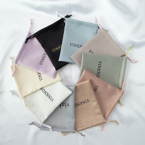 Sac en satin personnalisé avec logo imprimé en usine en Chine, en polyester blanc, pour emballage cadeau ou gâteau, couleur rose - Product Image 1