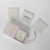 Sac d'emballage de luxe personnalisé enveloppe en velours avec cordon de serrage collier montre bijoux cadeaux pochette à bijoux en velours microfibre avec logo
