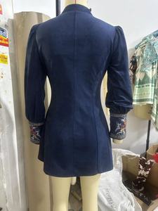Abito Mini Vintage Boho con Ricami Floreali in Finta Pelle Scamosciata, Maniche Lunghe a Lanterna e Scollo a V per Signore, Primavera - Product Image 5
