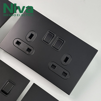 Prise murale double Niva NV5 en acier inoxydable noir mat, 13A, norme britannique, avec interrupteur, panneau combiné à bouton
