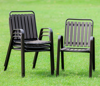 Chaise d'extérieur légère et moderne en plastique avec dossier ergonomique et accoudoirs, empilable pour patio, jardin, bord de piscine, confort et soutien