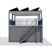 Maison préfabriquée modulaire à ossature en acier à deux étages, alimentée à l'énergie solaire, avec façade en verre, terrasse, design moderne