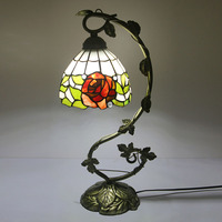 Lampe de table en verre teinté LongHuiJing 8 pouces, base en alliage de zinc, motifs de fleurs et libellules ornés de perles, vente en gros