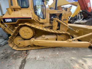 Bulldozer CAT D6H d'occasion, parfait pour la construction de routes et la préparation de chantiers - Product Image 2