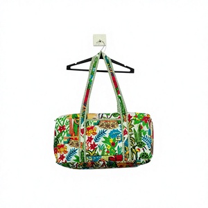 Esta bolsa de lona acolchada hecha a mano. Presenta un estampado vibrante de inspiración tropical. que transforma el día a día. Viaje desagradable. - Product Image 1